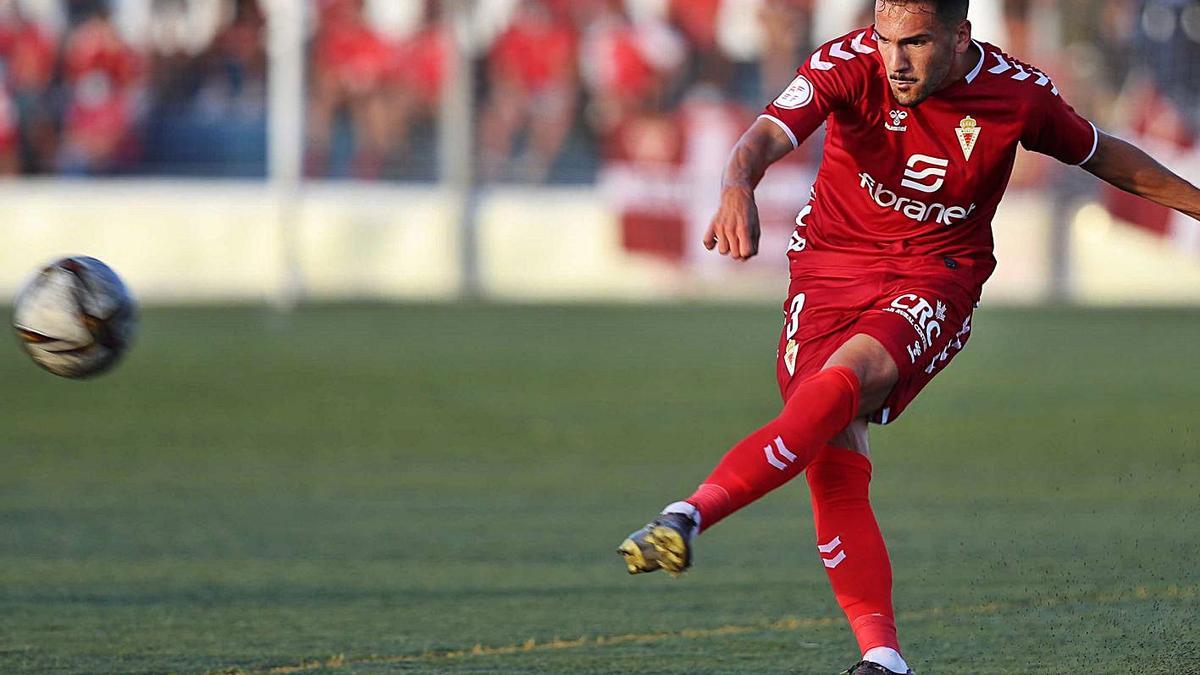 Luis Madrigal durante el duelo en El Pitín con césped artificial.  | FRANCISCO PEÑARANDA