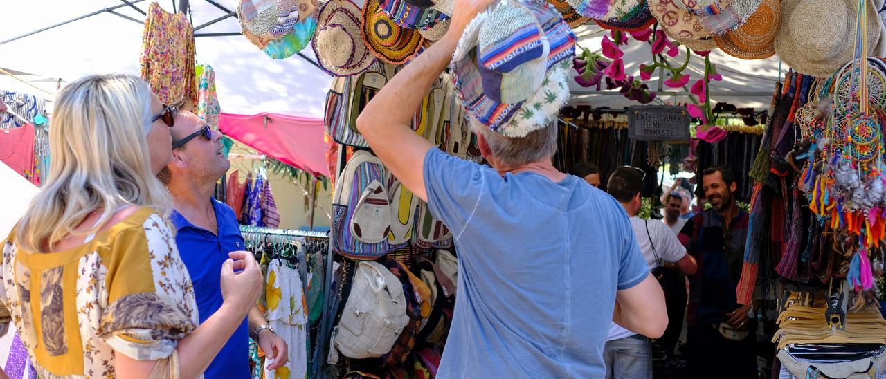 Clientes en un puesto del Hippy Market de Punta Arabí.