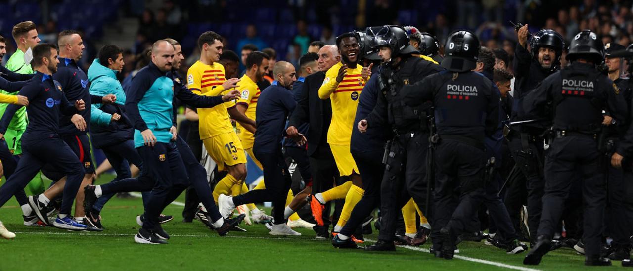 ¡Lamentable! Aficionados del Espanyol saltan al campo para que el Barça no celebre el título de Liga