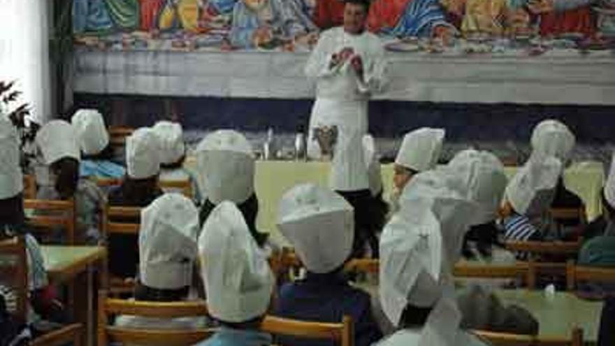 El conocido cocinero Pedro Mario explicando al alumnado del colegio San Vicente de Paúl.