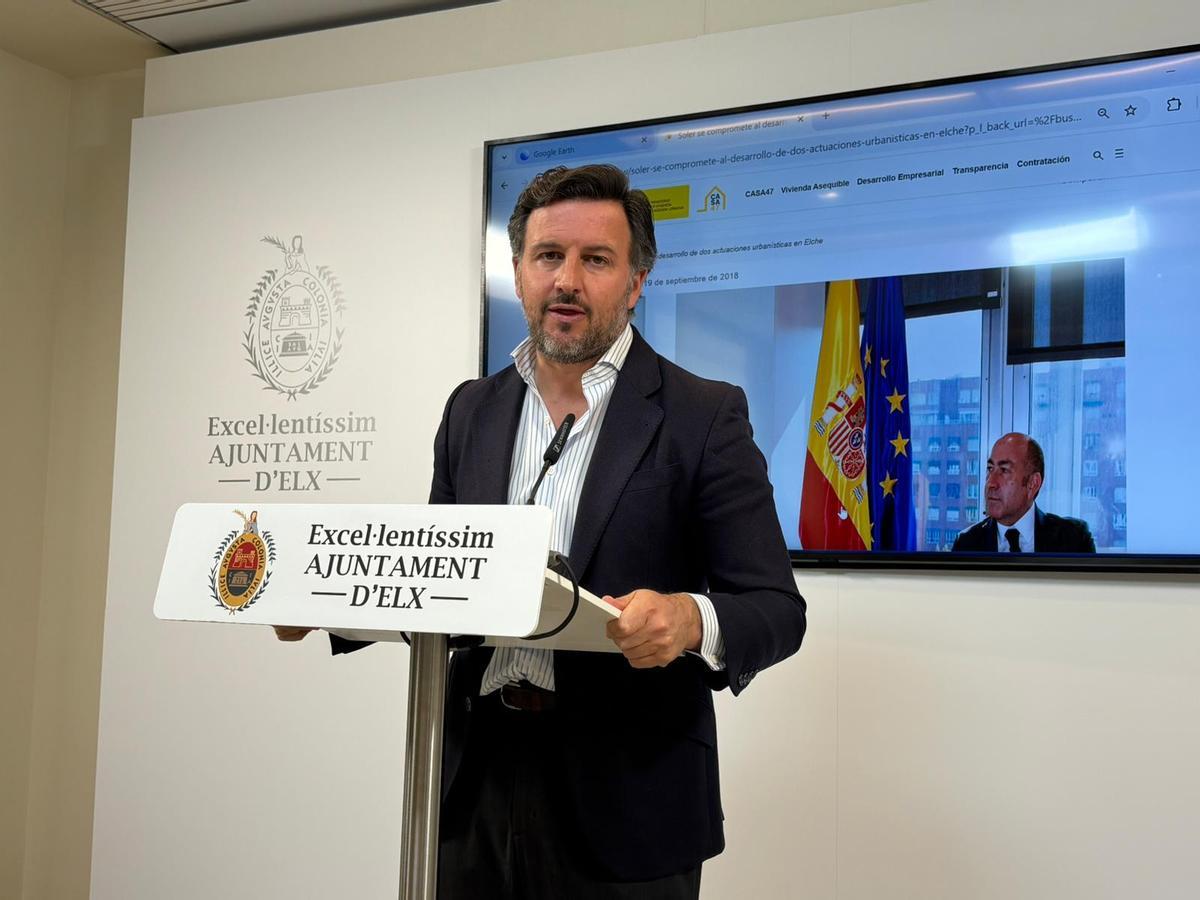El alcalde se mostró muy molesto y exigió "dignidad" al PSOE de Elche por sus iniciativas sobre vivienda