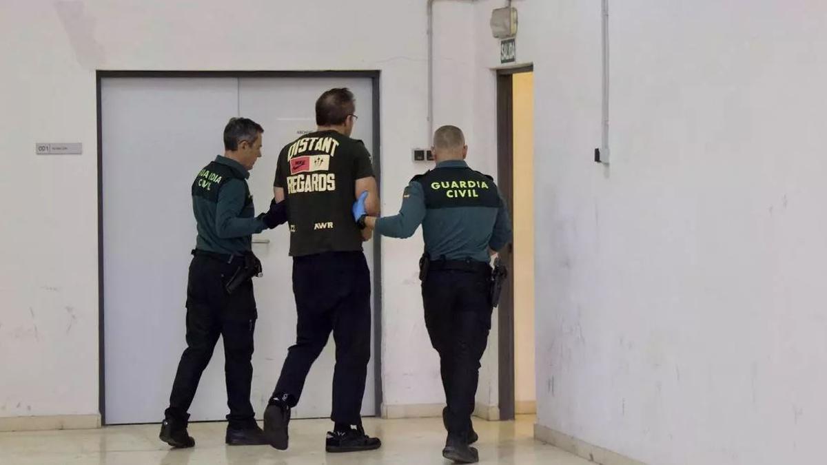 El acusado de coser a puñaladas a la turista de Singapur desaparecida en Xàbia es conducido por la Guardia Civil a los juzgados de Cieza, en Murcia.