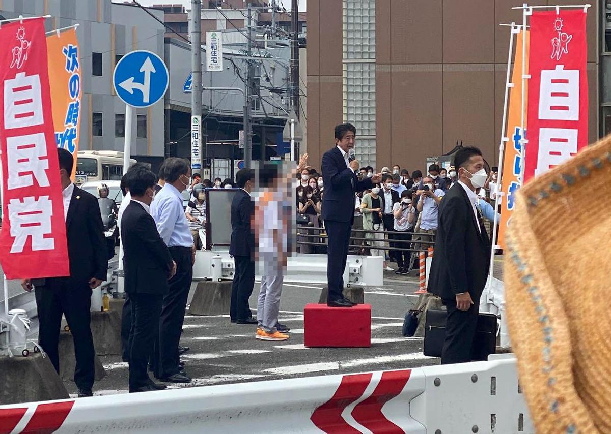 El ex primer ministro japonés Shinzo Abe antes de resultar herido de gravedad tras ser disparado mientras ofrecía un discurso de campaña en la la ciudad de Nara, en el oeste del país. EFE/EPA/JIJI PRESS JAPAN OUT EDITORIAL USE ONLY EDITORIAL USE ONLY