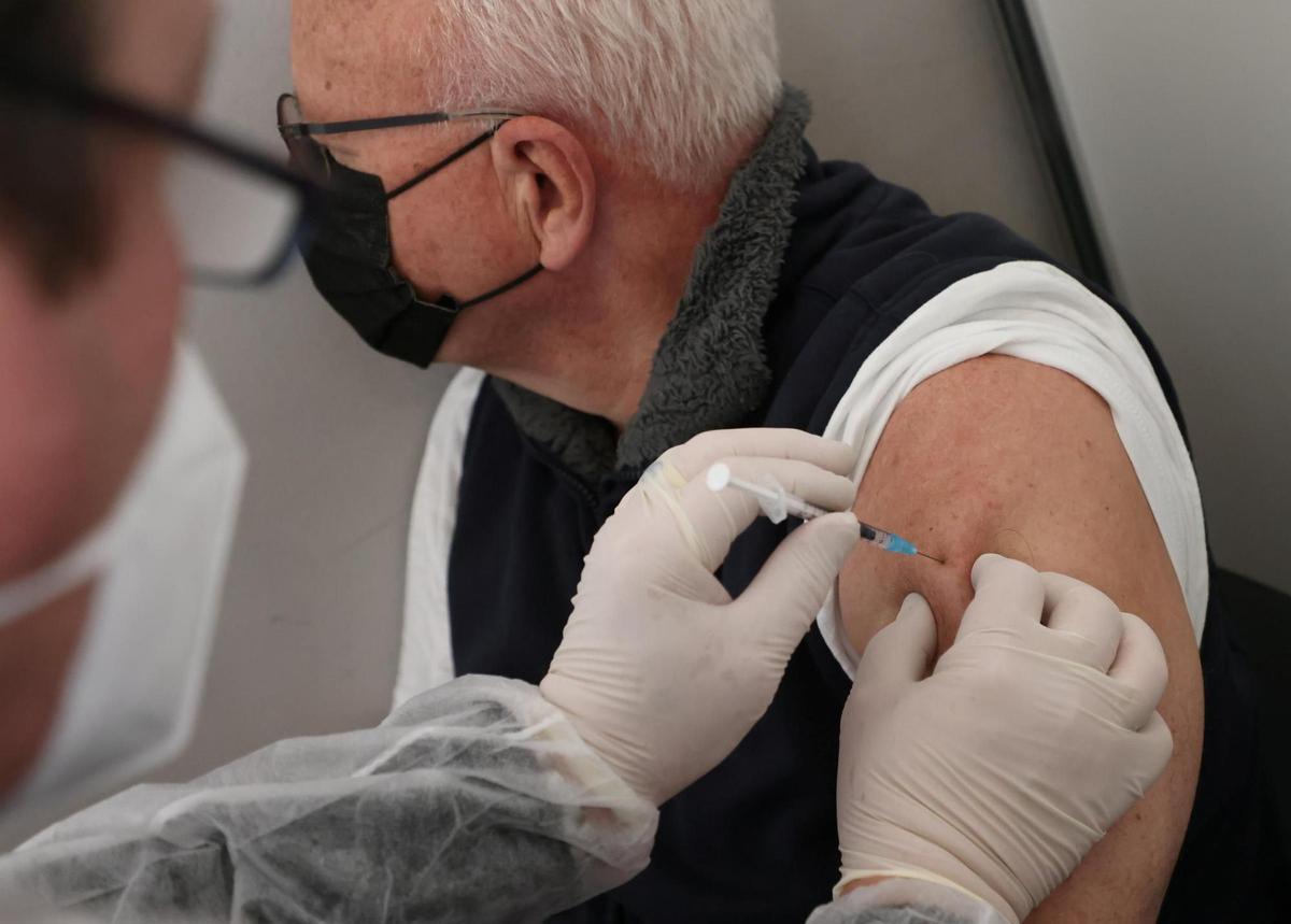 Europa demana administrar una vacuna de reforç als majors d’edat