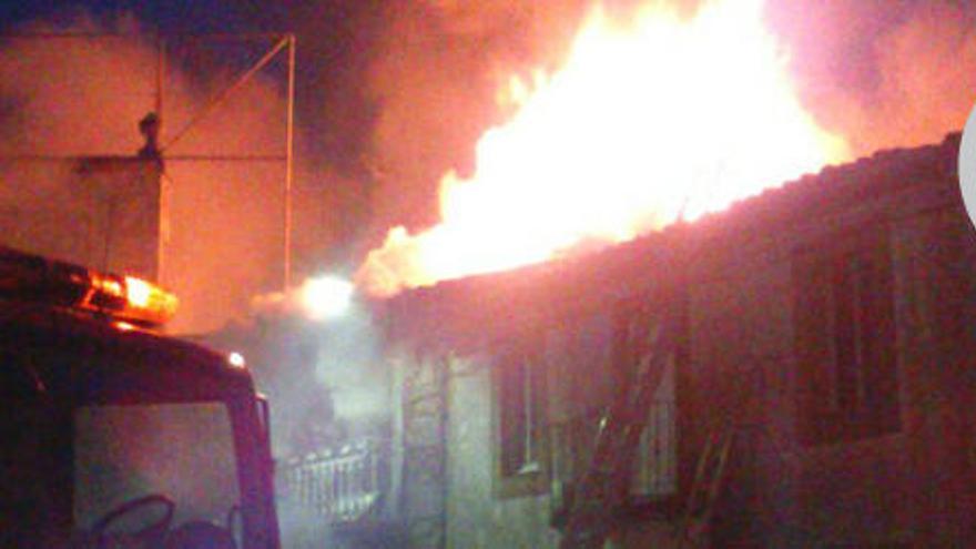 Espectacular incendio en un bar en el centro de Muga de Sayago