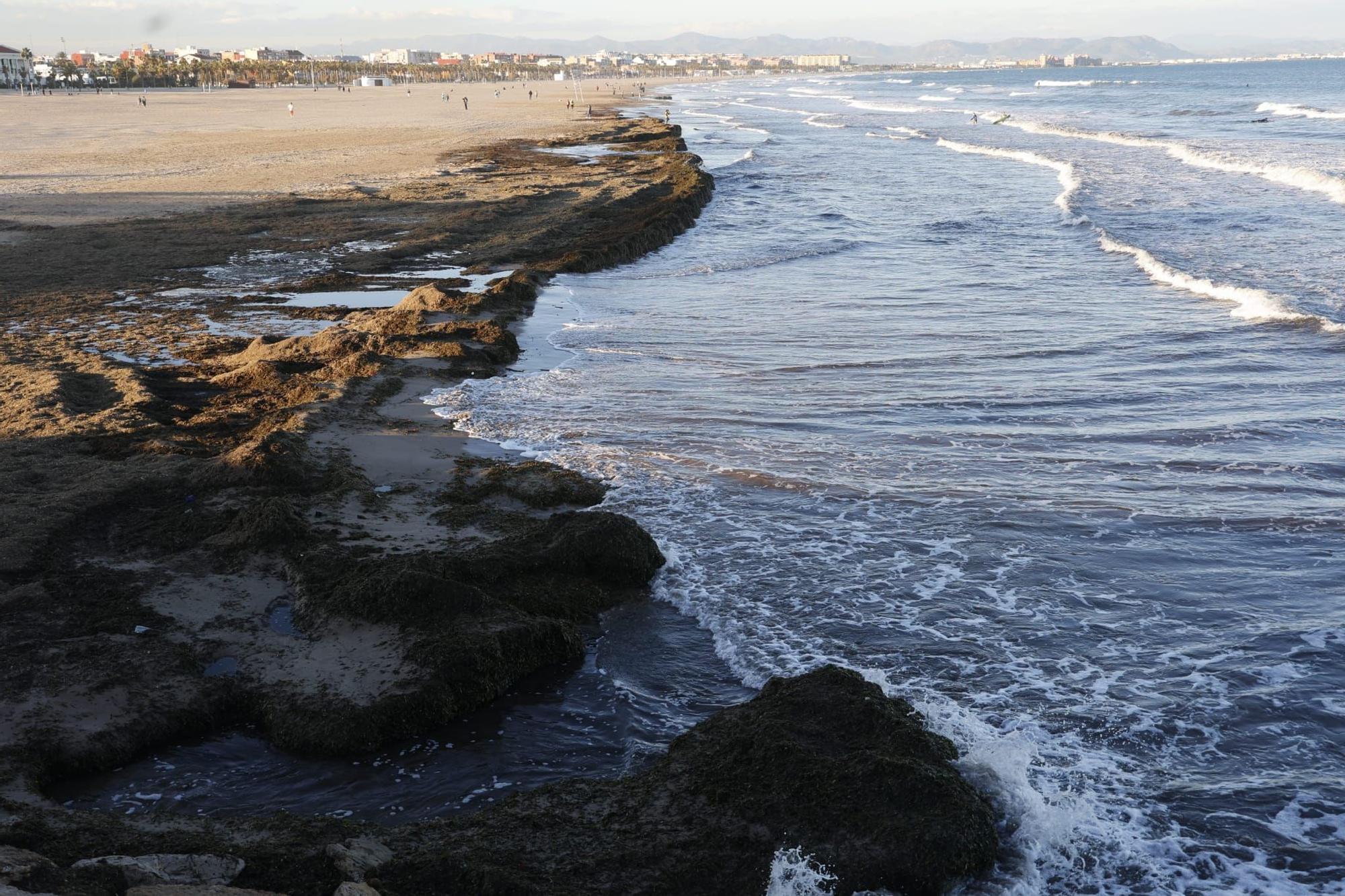 La playa de Las Arenas tras el fuerte oleaje de este fin de semana