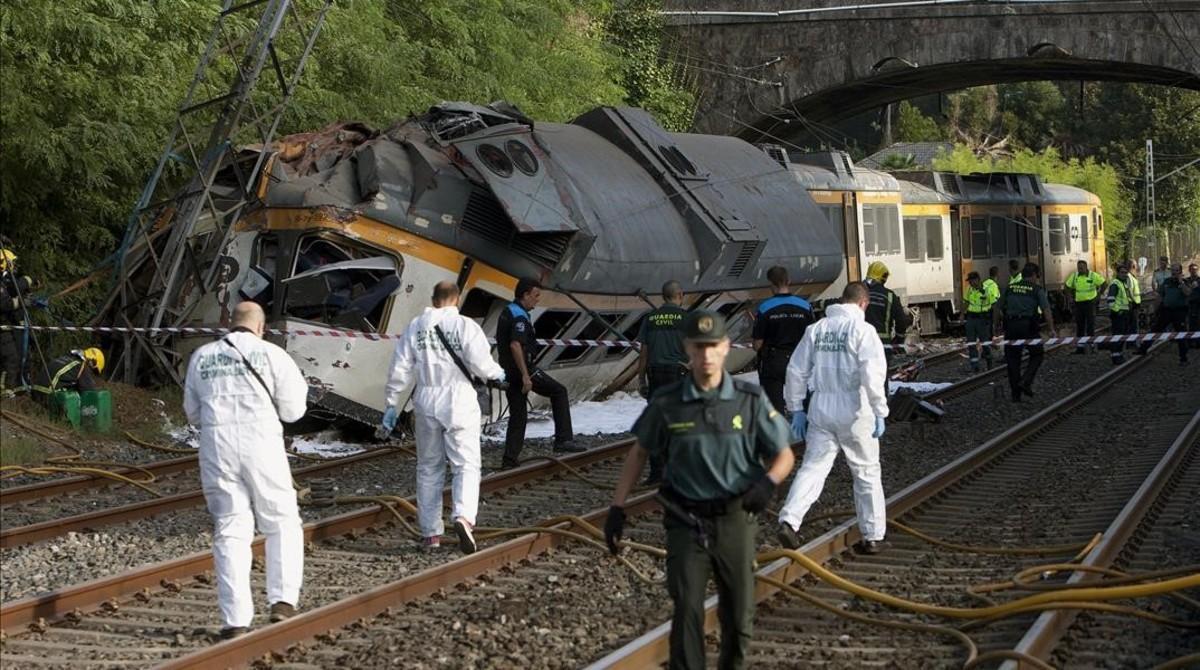 Agentes de la Guardia Civil, en la zona del descarrilamiento.