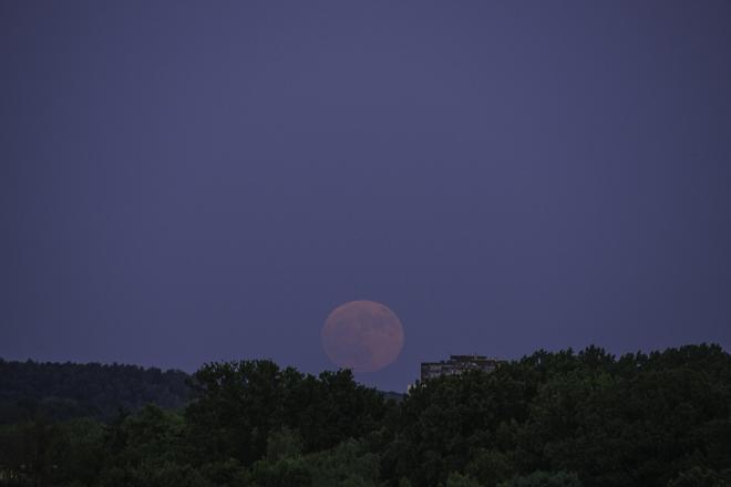 luna azul y perseidas - luna llena en el horizonte