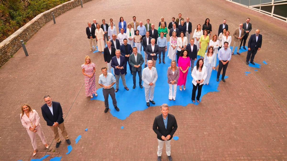 El presidente del PP, Alberto Núñez Feijóo, junto a los candidatos a las capitales de provincia.