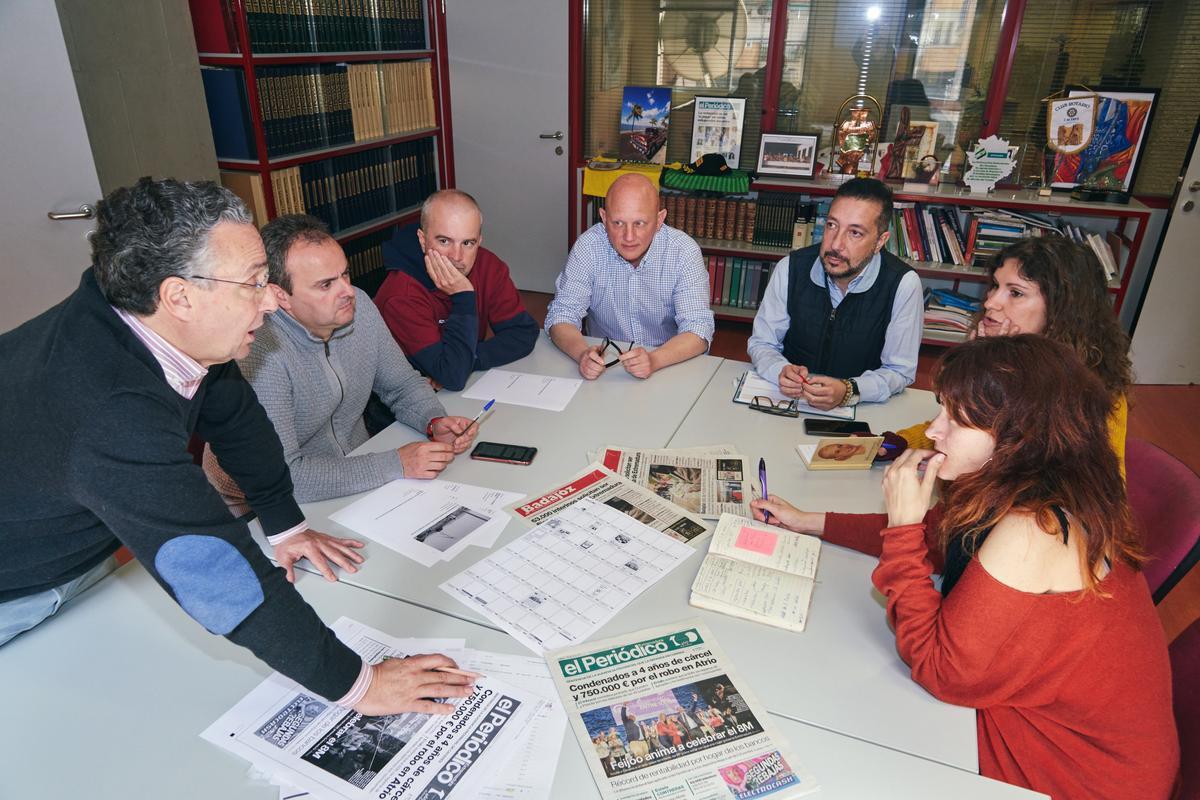 Todos los días se celebra una reunión para debatir sobre diferentes temáticas. La mesa es rectangular y acuden el director y los responsables de cada sección.