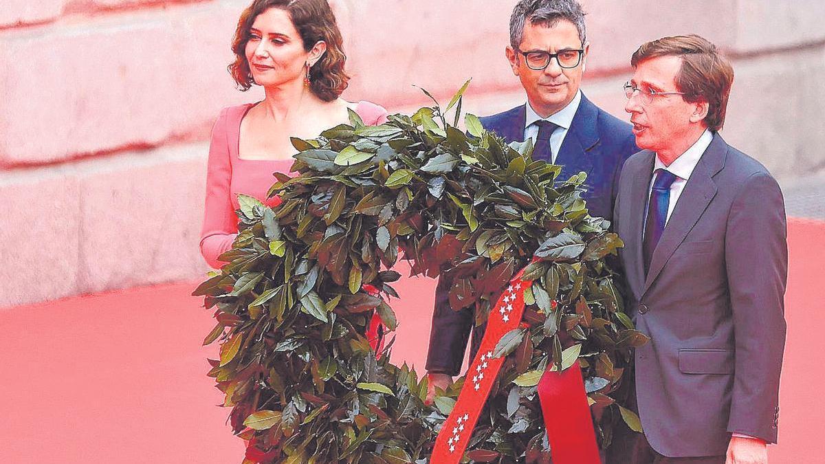 Ayuso, Bolaños y Almeida, en el homenaje a los muertos del Dos de Mayo, en 2022.