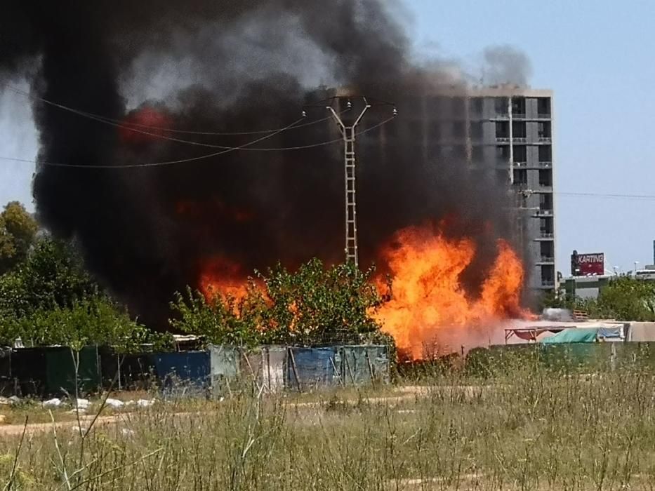 El descampado donde se ha declarado el fuego de Benimàmet.