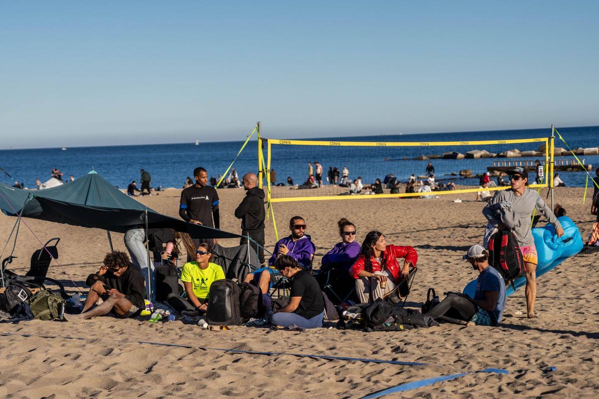 En manga corta a 8 de diciembre en Barcelona. La buena temperatura, llena las playas de la ciudad.