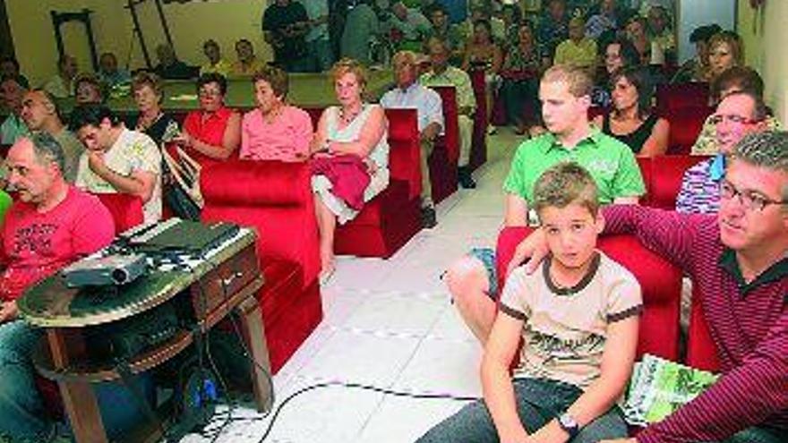 Momento de la exposición &quot;A Ponte, unha ollada ferroviaria&quot; celebrada en la Troya. / IÑAKI OSORIO