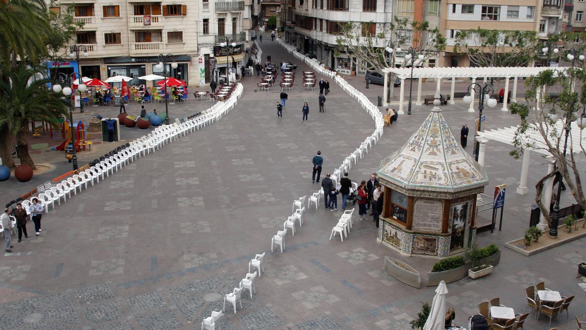 Sillas de alquiler de la Procesión del Viernes Santo en la Plaça Major de Alzira.