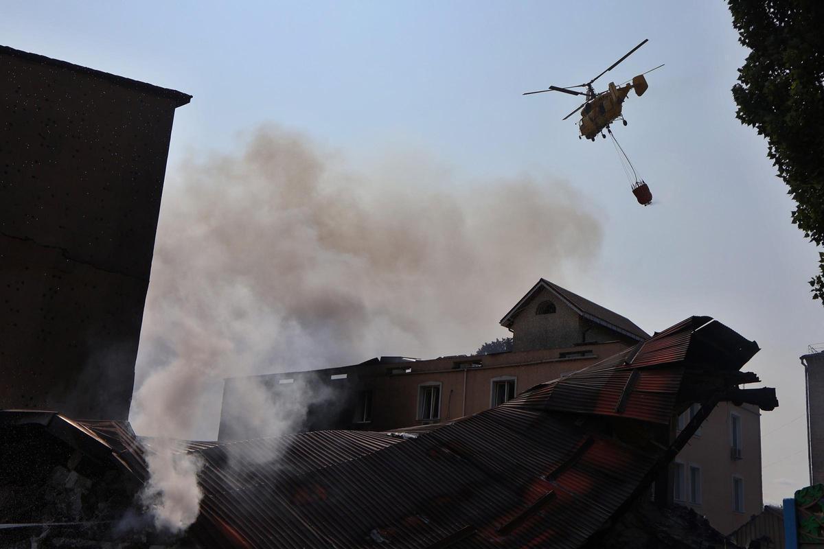 Un helicóptero del servicio de emergencias ucraniano responde a un ataque lanzado por Rusia. Un helicóptero del servicio de emergencias ucraniano responde a un ataque lanzado por Rusia.