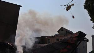 Un helicóptero del servicio de emergencias ucraniano responde a un ataque lanzado por Rusia.