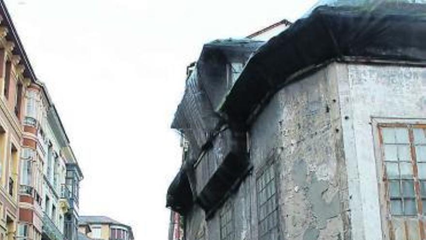 Uno de los edificios con riesgo de derrumbe, en el centro de Luarca.