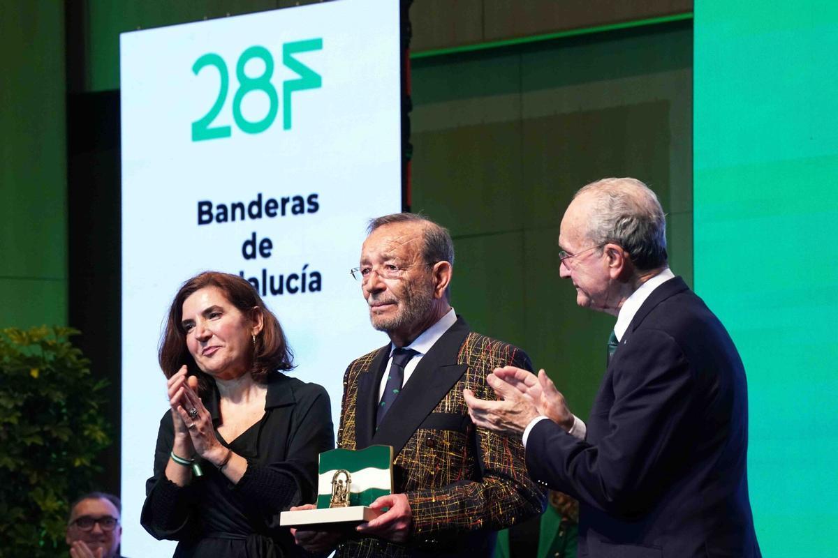 MLG 21-02-2025.- La consejera de Economía, Hacienda y Fondos Europeos y portavoz del Gobierno andaluz, Carolina España, y el presidente de la Diputación de Málaga, Francisco Salado, presiden el acto Banderas de Andalucía con motivo del 28-F, en el que se reconoce a personas y entidades por su labor en la defensa y fomento del interés general de la provincia, en un acto al que también asisten la consejera de Empleo, Empresa y Trabajo Autónomo, Rocío Blanco; el consejero de Turismo y Andalucía Exterior, Arturo Bernal; la delegada del Gobierno andaluz en Málaga, Patricia Navarro; y el alcalde de Málaga, Francisco de la Torre.