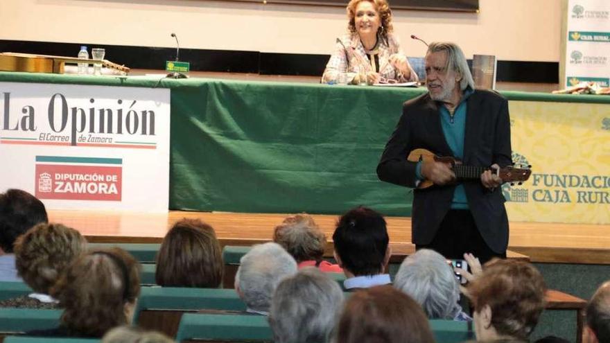 Luis Pastor actúa ante el público en el foro del periódico.