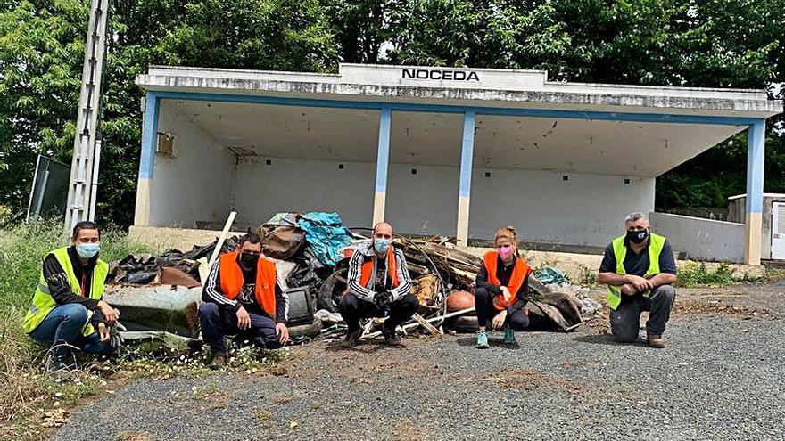 Voluntarios con la basura recogida, ayer, delante del palco festivo.