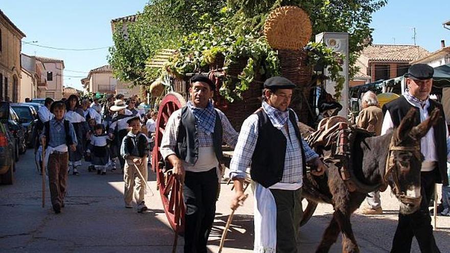 Los carros engalanados recuperan el sabor de las vendimias de  antaño en Morales