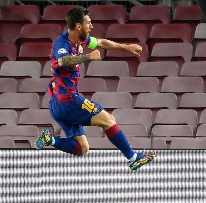 El delantero del Barcelona, Leo Messi, celebra después de marcar un gol durante el partido de fútbol de octavos de final de la Liga de Campeones de la UEFA entre el FC Barcelona y el Nápoles en el estadio Camp Nou de Barcelona.