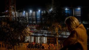 Rosa, vecina del Camp Nou, observa las obras del nuevo estadio.