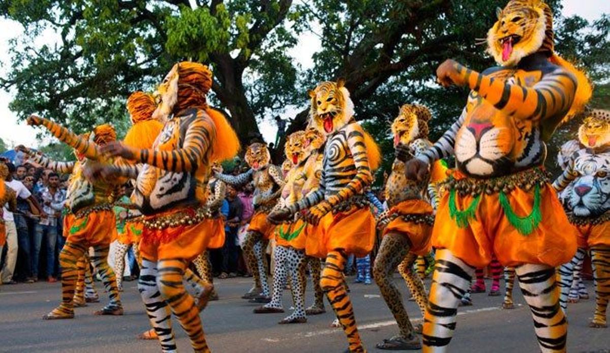 Durante el festival Onam son muchos los que se disfrazan siguiendo el estilo &quot;Puli Kali&quot;, arte tradicional de disfrazarse de león.
