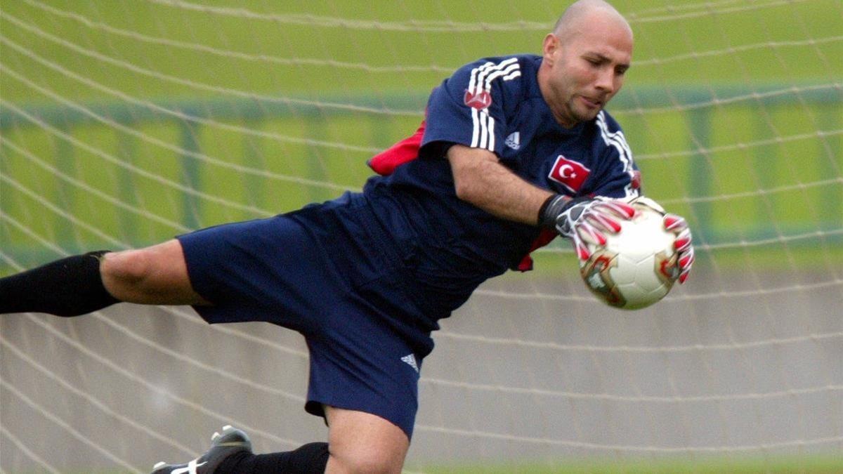 Ömer Çatkiç, en un entrenamiento de la selección de Turquía en el Mundial de Japón y Corea del 2002