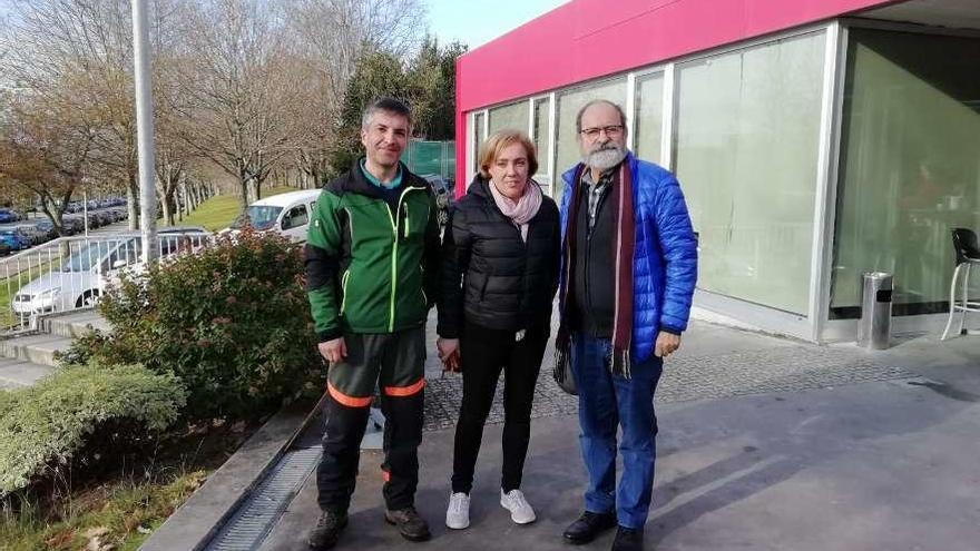 Rosendo Estévez y Belén Calvo, junto al cántabro Carlos Ruiz.