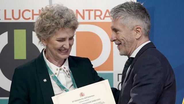 Fernando Grande-Marlaska entrega un diploma, ahir a Madrid. | JOSÉ LUIS ROCA