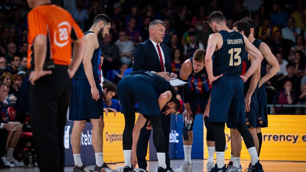 Sarunas Jasikevicius, junto a sus jugadores.