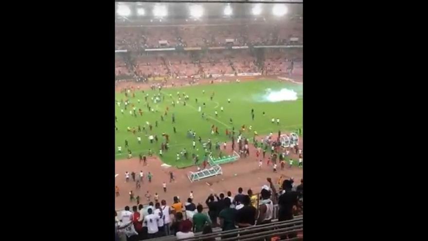 Los aficionados de Nigeria destrozan el Abiola Stadium de Abuja tras quedar fuera del Mundial