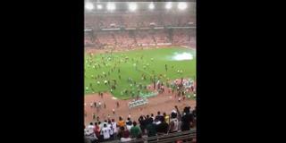 ¡Tremendo! Los aficionados de Nigeria destrozan el estadio tras quedar fuera del Mundial