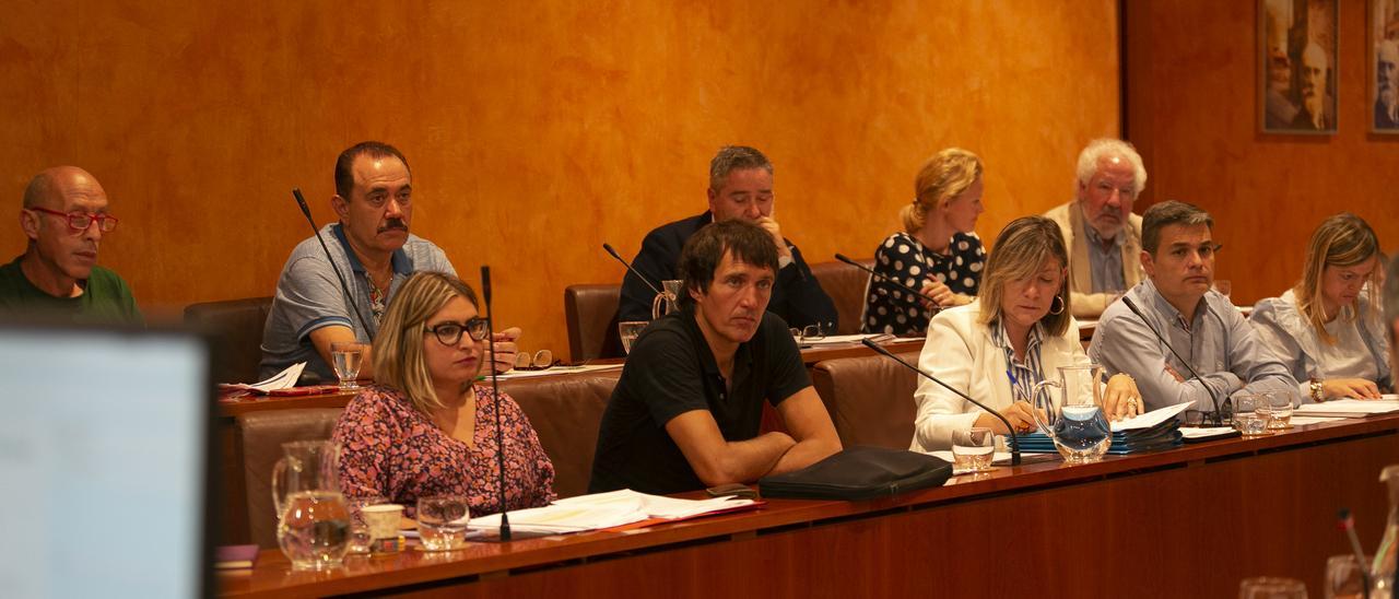 Concejales de la oposición, en el último Pleno del Ayuntamiento de Avilés.