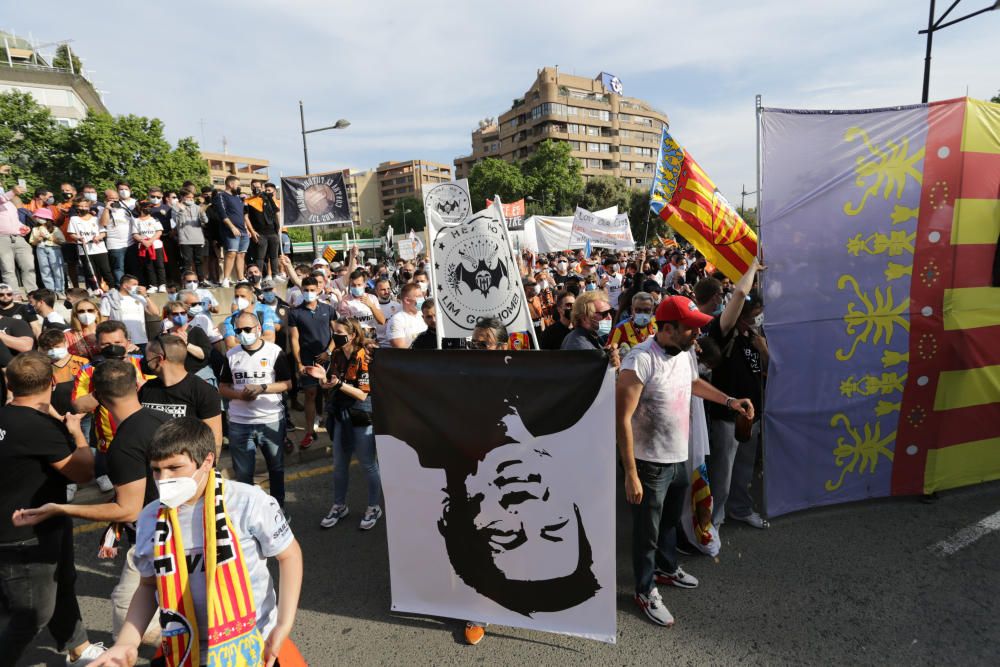 Manifestación de la Afición del Valencia contra Peter Lim