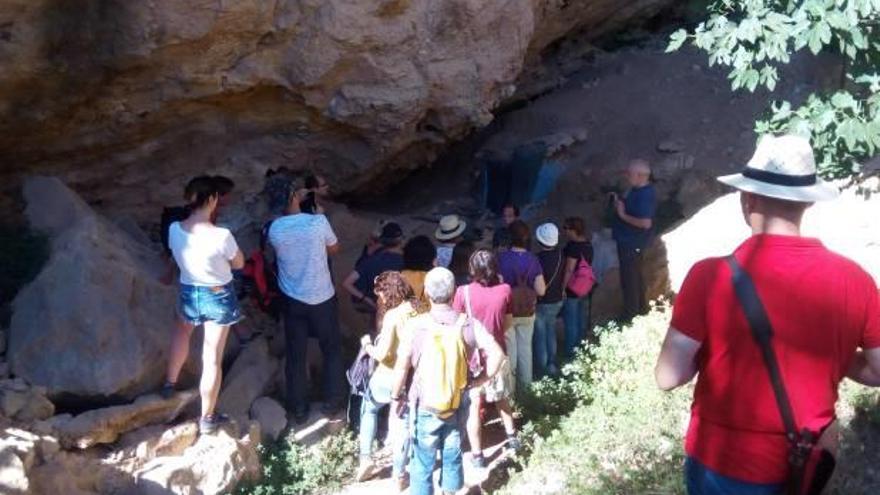 Los asistentes al curso de la UNED, el viernes en la Cova Negra de Xàtiva.