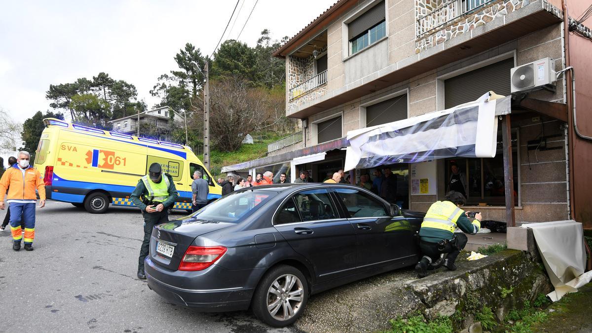 Dos muertos en Vilaboa arrollados por un vehículo cuando jugaban la partida en un bar