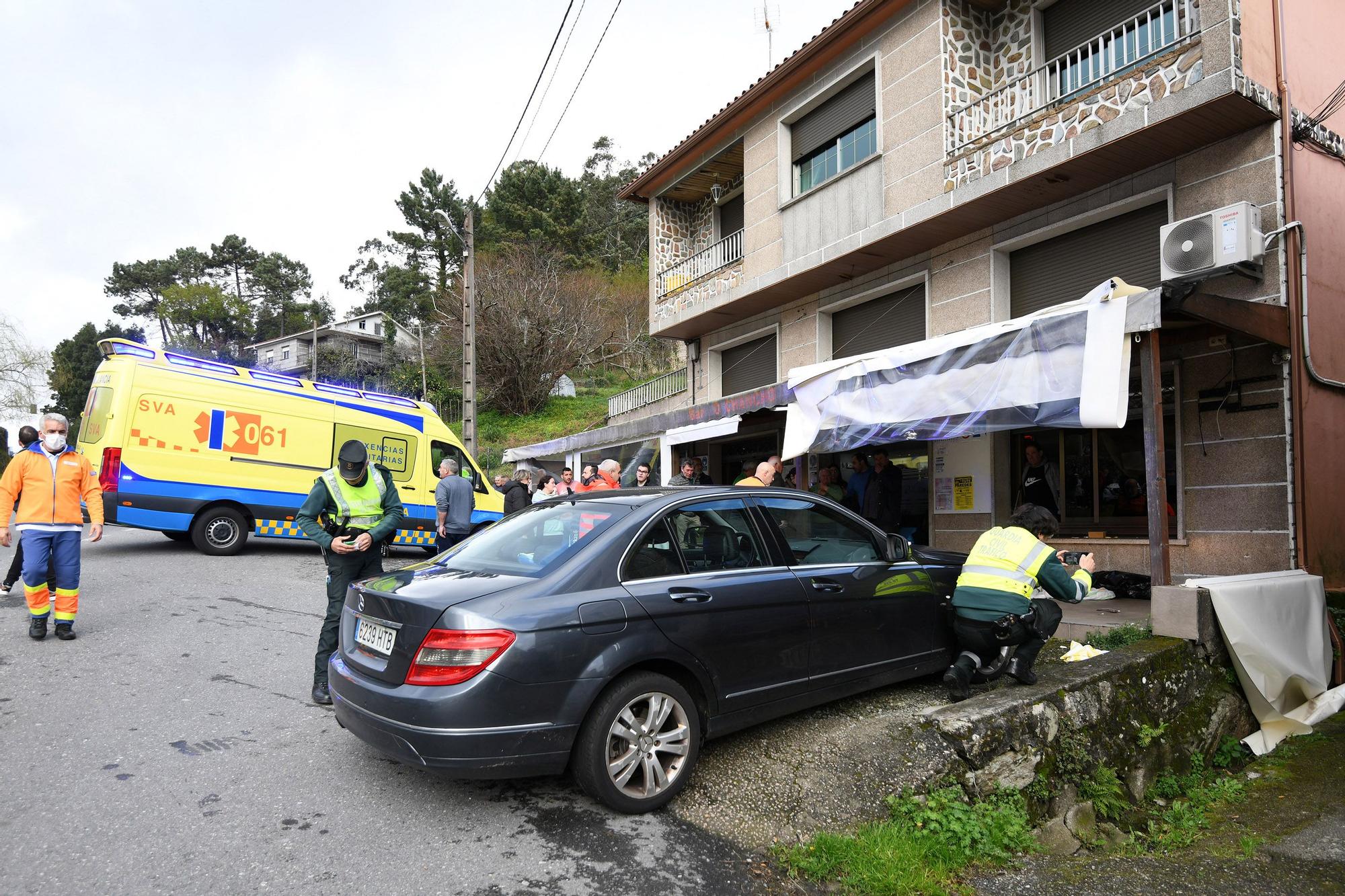 Dos muertos en Vilaboa arrollados por un vehículo cuando jugaban la partida en un bar