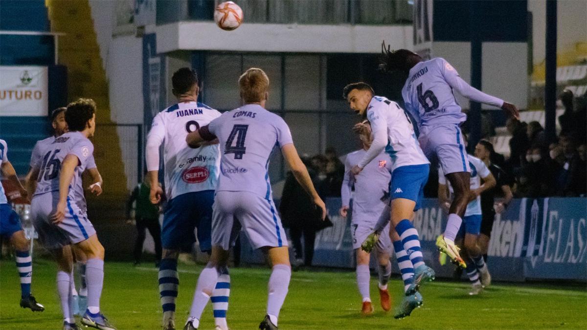 Una jugada del Alcoyano - Barça B