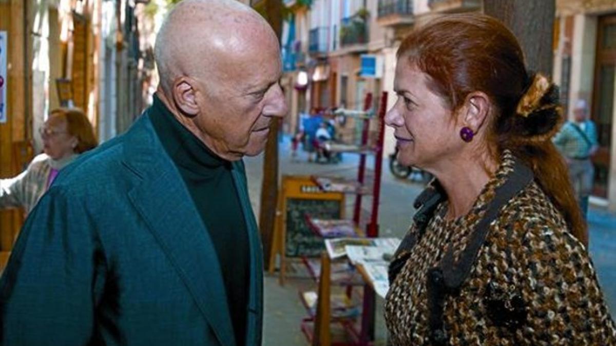 Sir Norman Foster y su esposa, Elena, charlan durante la presentación en los cines Verdi del documental biográfico sobre el arquitecto, ayer.