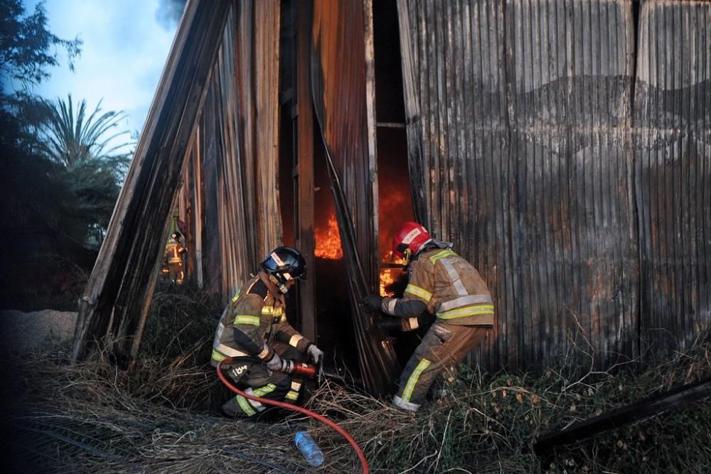 Arde una tienda de neumáticos en Murcia