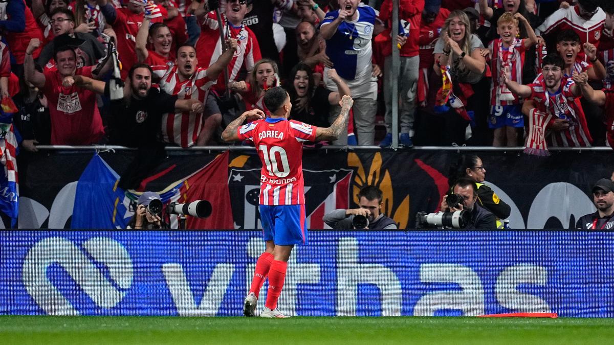 Ángel Correa celebra con el fondo sur del Metropolitano el tanto que supuso el empate frente al Real Madrid.
