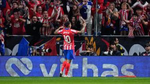 Ángel Correa celebra con el fondo sur del Metropolitano el tanto que supuso el empate frente al Real Madrid.