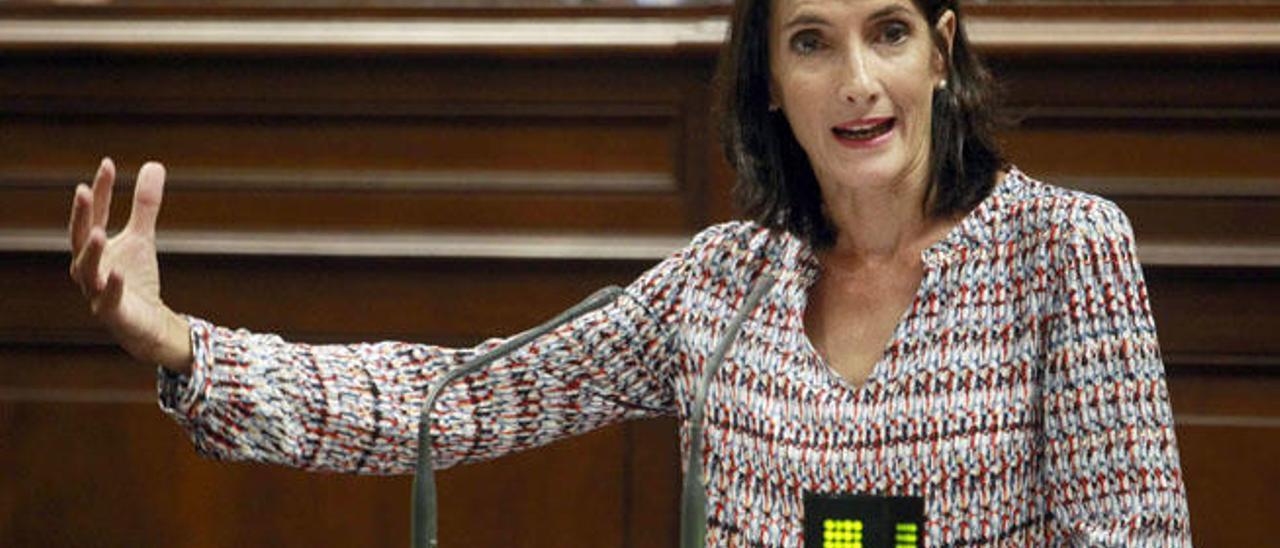 La consejera regional de Turismo, María Teresa Lorenzo, ayer durante una de sus intervenciones en la segunda sesión del Parlamento.