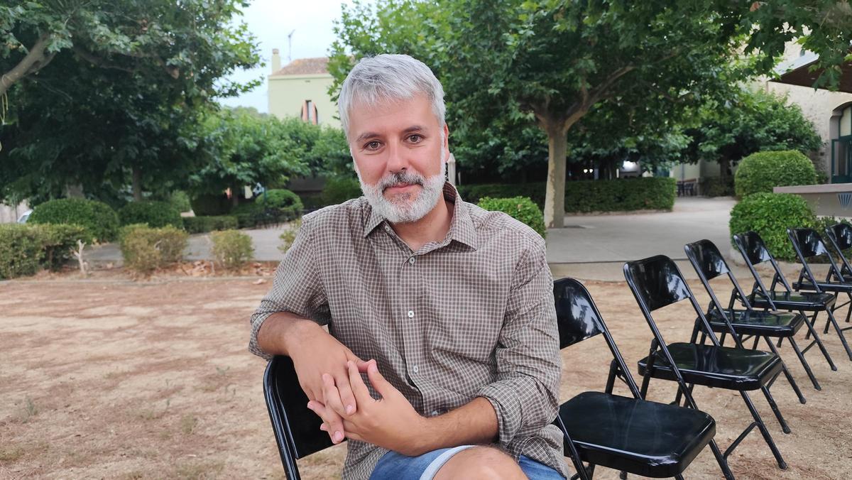 El periodista i escriptor Pere Francesc Rom als jardins de la Societat La Concòrdia d'Agullana.