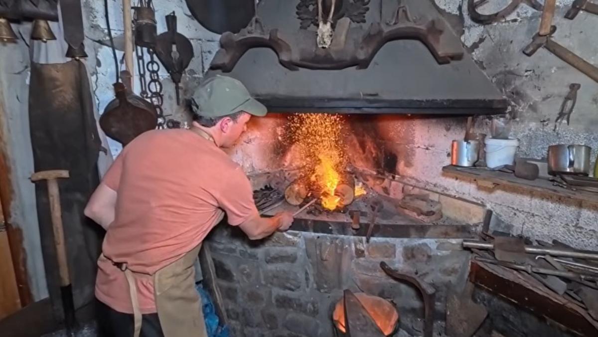 David ha aprendido a manejar el horno y la fragua como lo hacían sus antepasados.