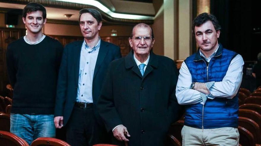 Por la izquierda, Jorge Costas, Santiago González del Valle, Jaime Álvarez-Buylla (presidente de la Sociedad Filarmónica de Oviedo) y Daniel Tarrio, ayer, en el patio de butacas del Teatro Filarmónica.