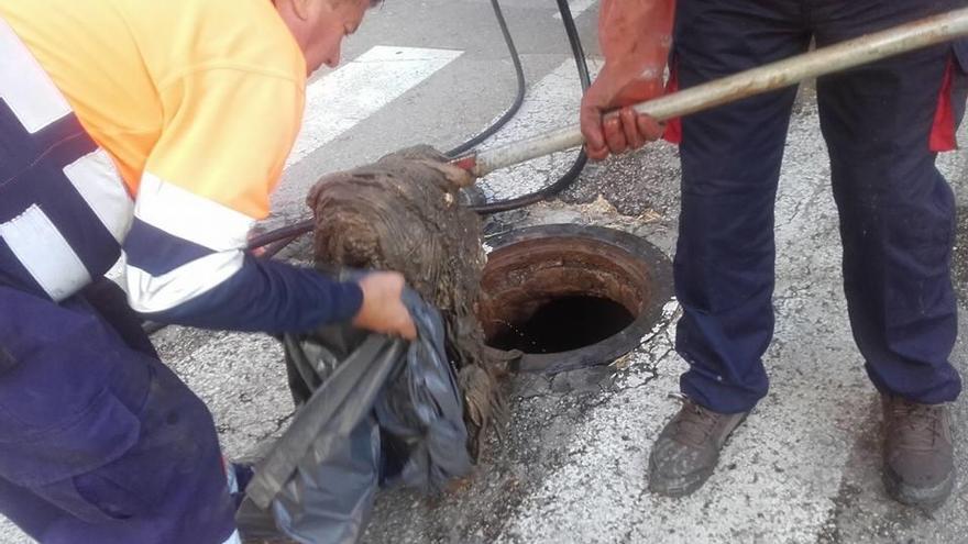 Un colapso de toallitas obliga a levantar una calle en Tavernes